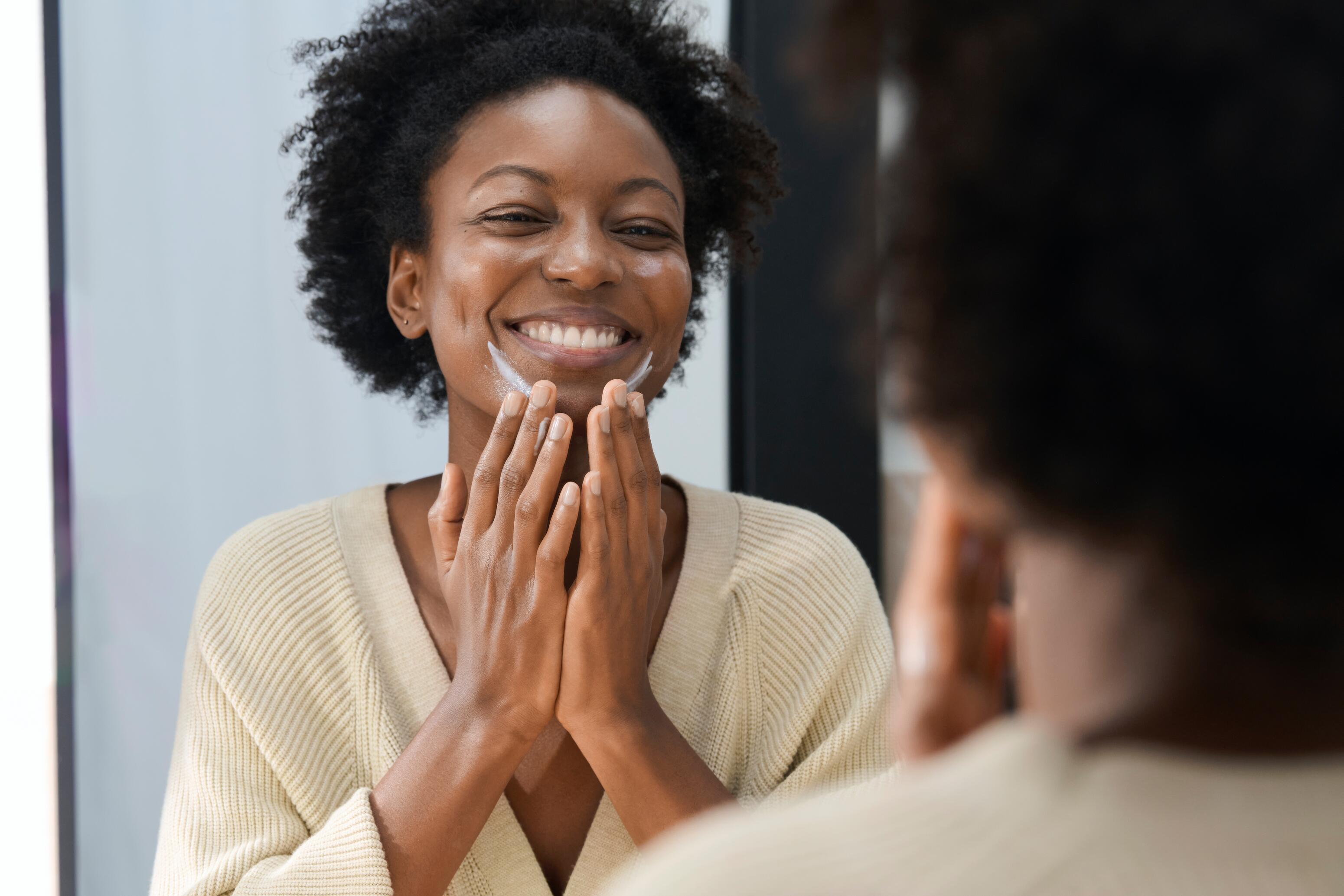 mujer sonriente crema